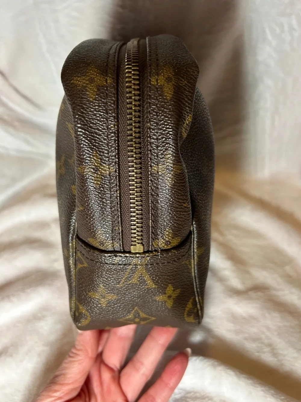 400. Louis Vuitton Trousse de Toilette 28